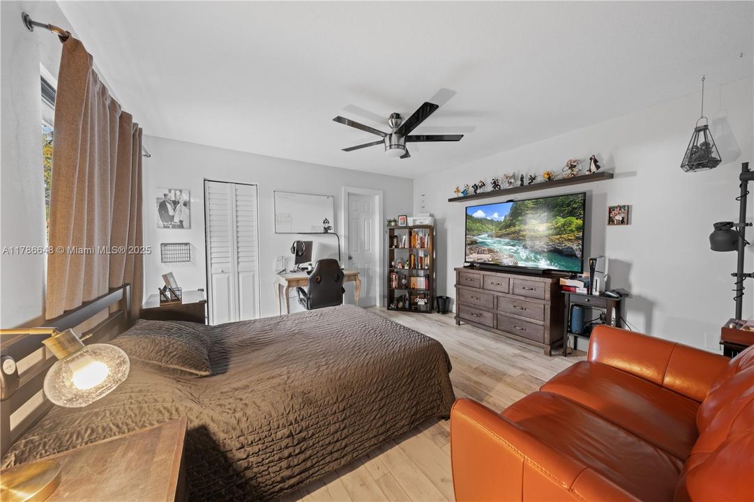 Vendido Recientemente: $369,000 (2 camas, 2 baños, 1302 Pies cuadrados)