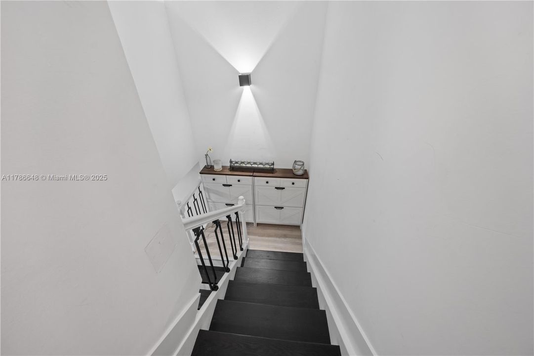 Vendido Recientemente: $369,000 (2 camas, 2 baños, 1302 Pies cuadrados)