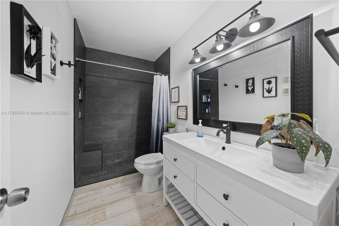 Vendido Recientemente: $369,000 (2 camas, 2 baños, 1302 Pies cuadrados)