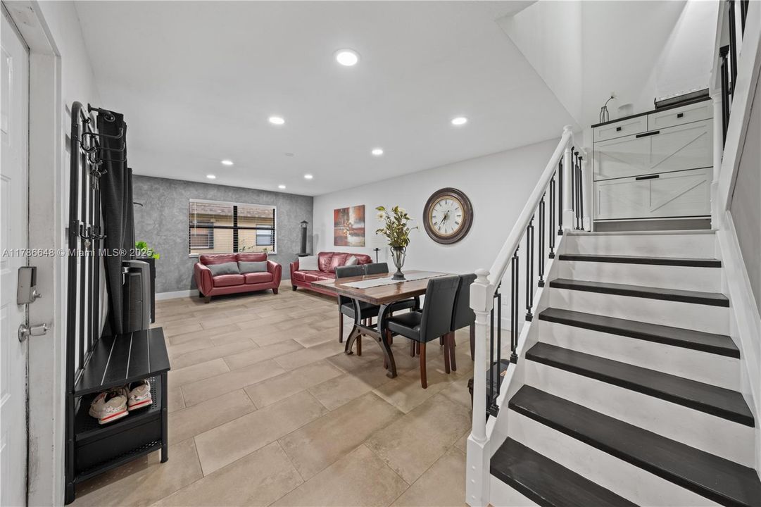 Vendido Recientemente: $369,000 (2 camas, 2 baños, 1302 Pies cuadrados)