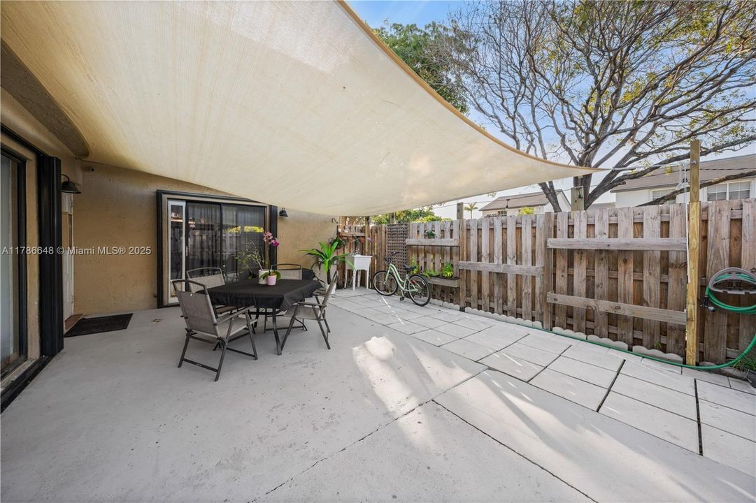 Vendido Recientemente: $369,000 (2 camas, 2 baños, 1302 Pies cuadrados)