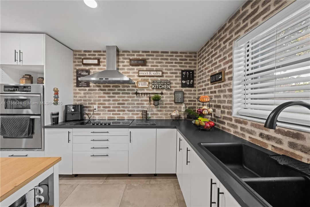 Vendido Recientemente: $369,000 (2 camas, 2 baños, 1302 Pies cuadrados)