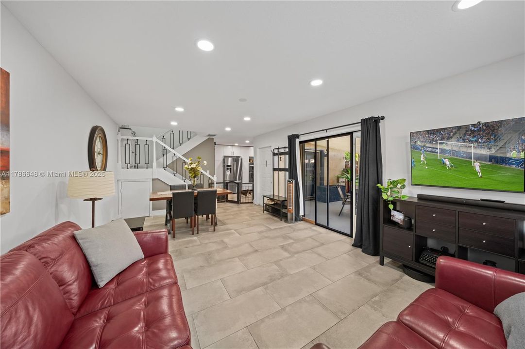 Vendido Recientemente: $369,000 (2 camas, 2 baños, 1302 Pies cuadrados)