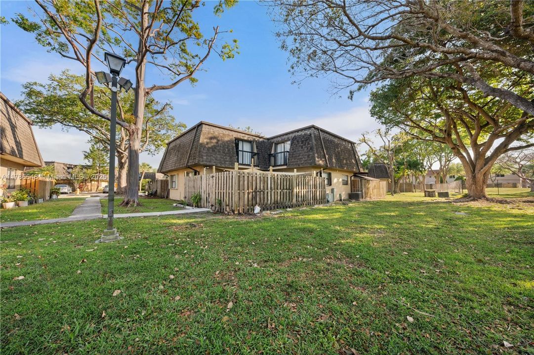 Vendido Recientemente: $369,000 (2 camas, 2 baños, 1302 Pies cuadrados)