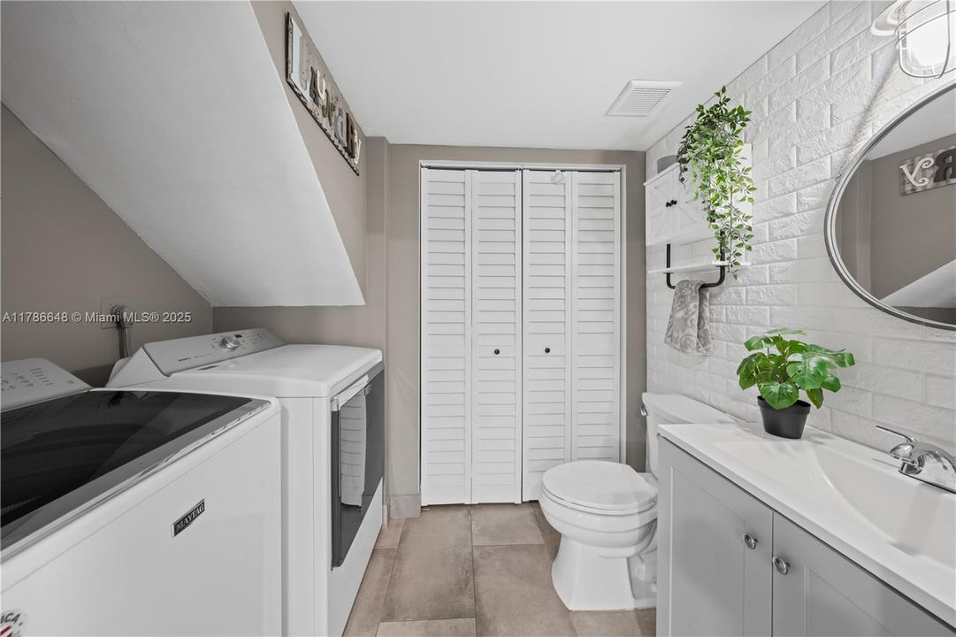 Vendido Recientemente: $369,000 (2 camas, 2 baños, 1302 Pies cuadrados)