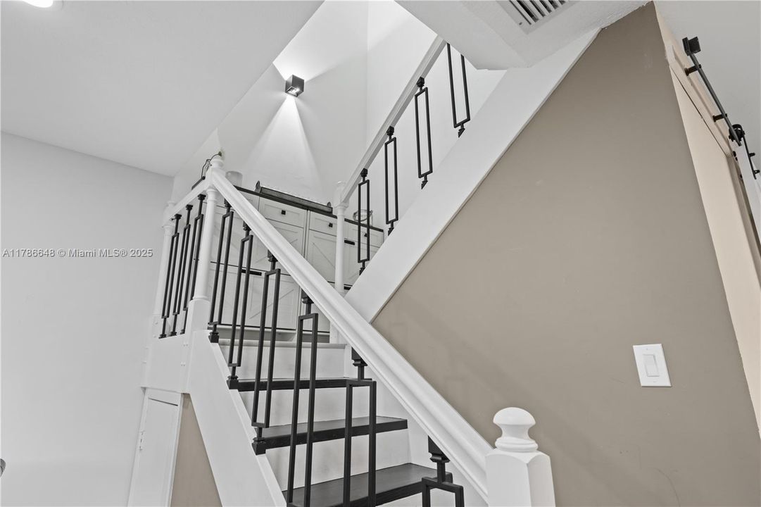 Vendido Recientemente: $369,000 (2 camas, 2 baños, 1302 Pies cuadrados)