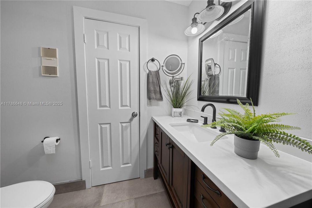 Vendido Recientemente: $369,000 (2 camas, 2 baños, 1302 Pies cuadrados)