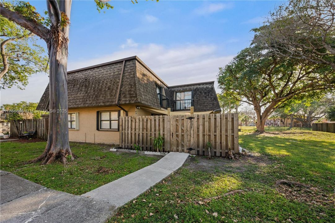 Vendido Recientemente: $369,000 (2 camas, 2 baños, 1302 Pies cuadrados)