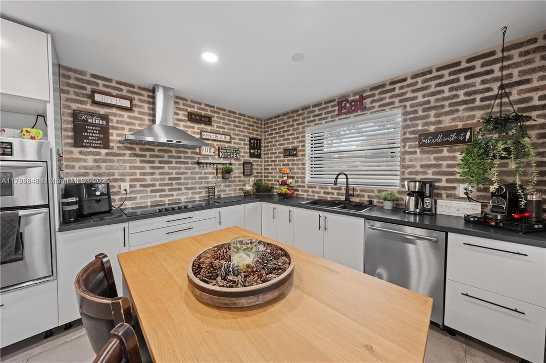 Vendido Recientemente: $369,000 (2 camas, 2 baños, 1302 Pies cuadrados)