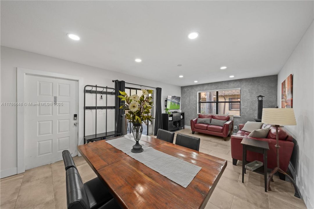 Vendido Recientemente: $369,000 (2 camas, 2 baños, 1302 Pies cuadrados)