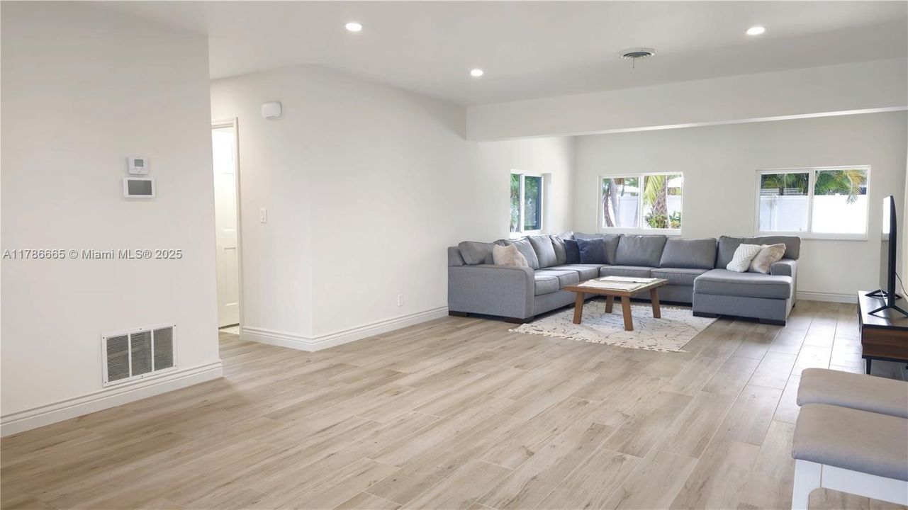 Recently Rented: $4,950 (3 beds, 2 baths, 1772 Square Feet)