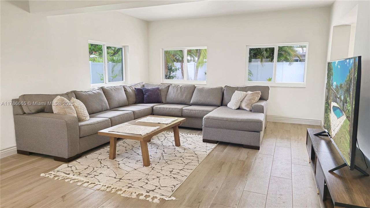 Recently Rented: $4,950 (3 beds, 2 baths, 1772 Square Feet)