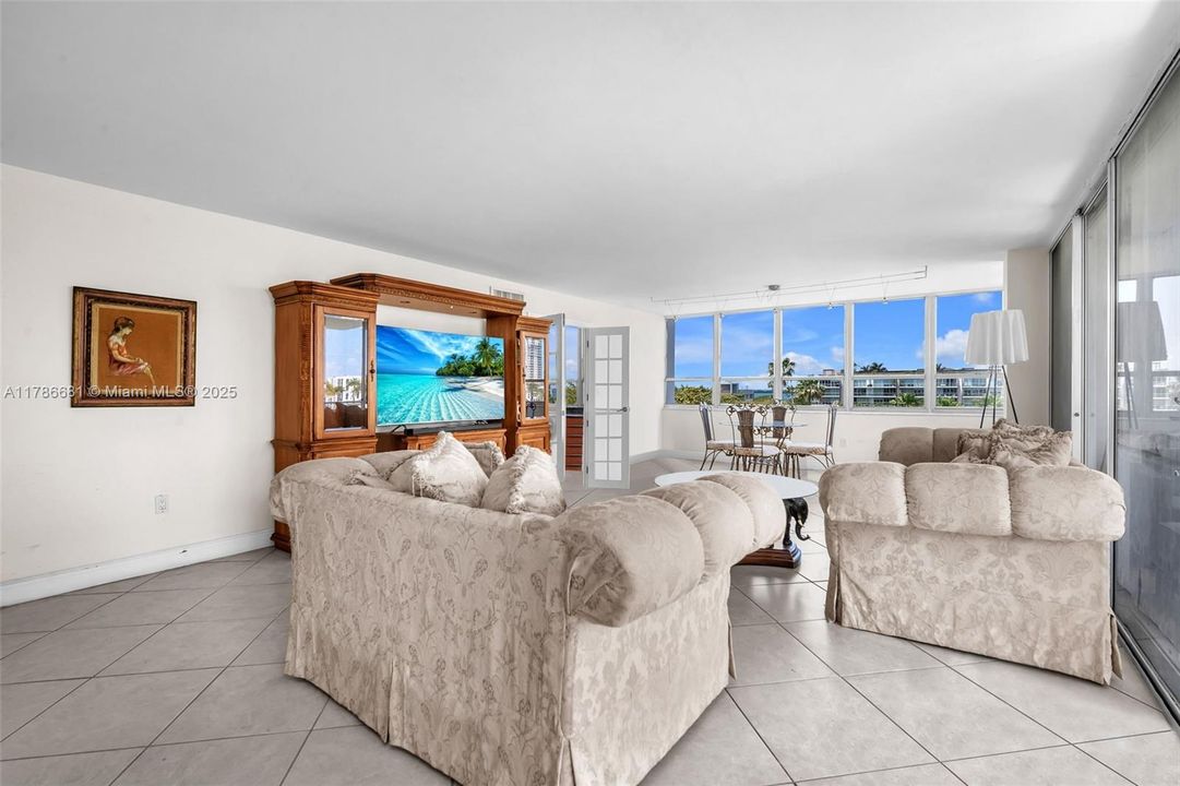 For Sale: $1,650,000 (2 beds, 2 baths, 1733 Square Feet)