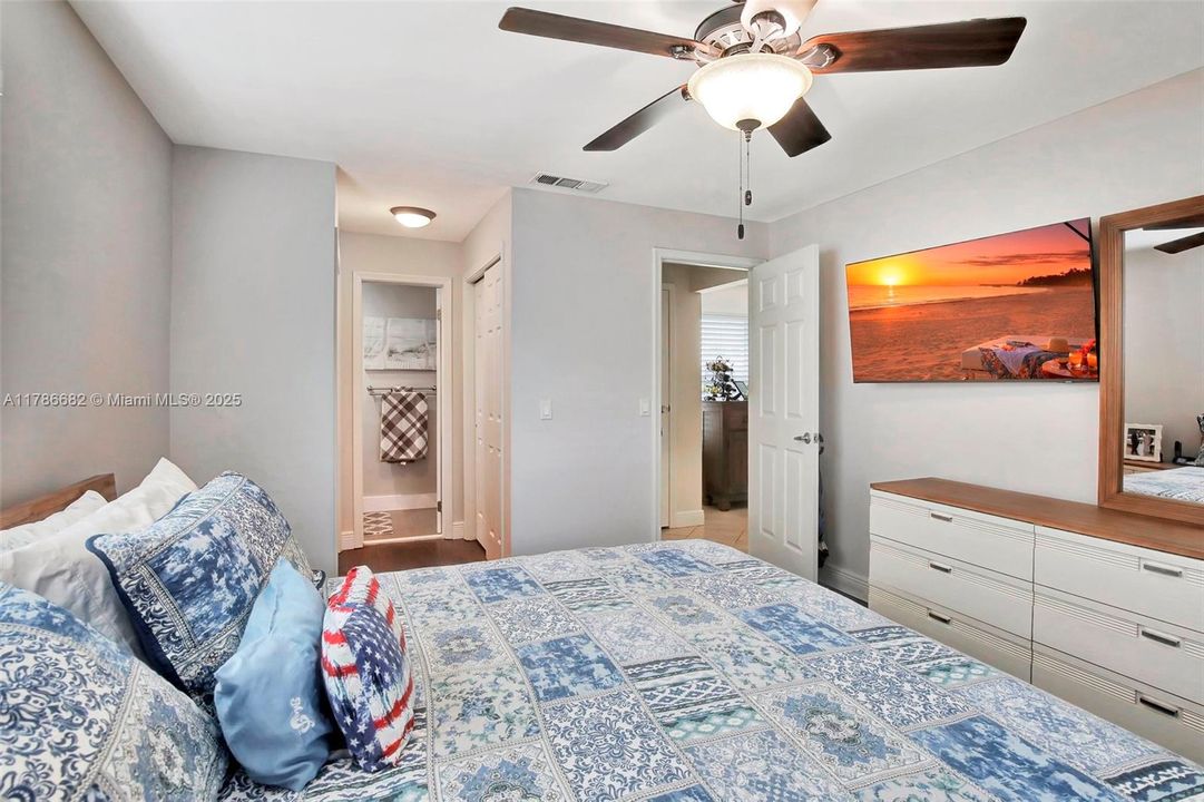 Recently Sold: $485,000 (2 beds, 2 baths, 1047 Square Feet)