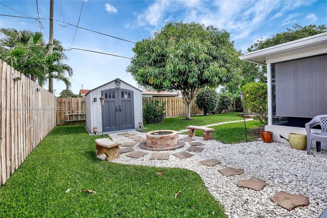 Recently Sold: $485,000 (2 beds, 2 baths, 1047 Square Feet)