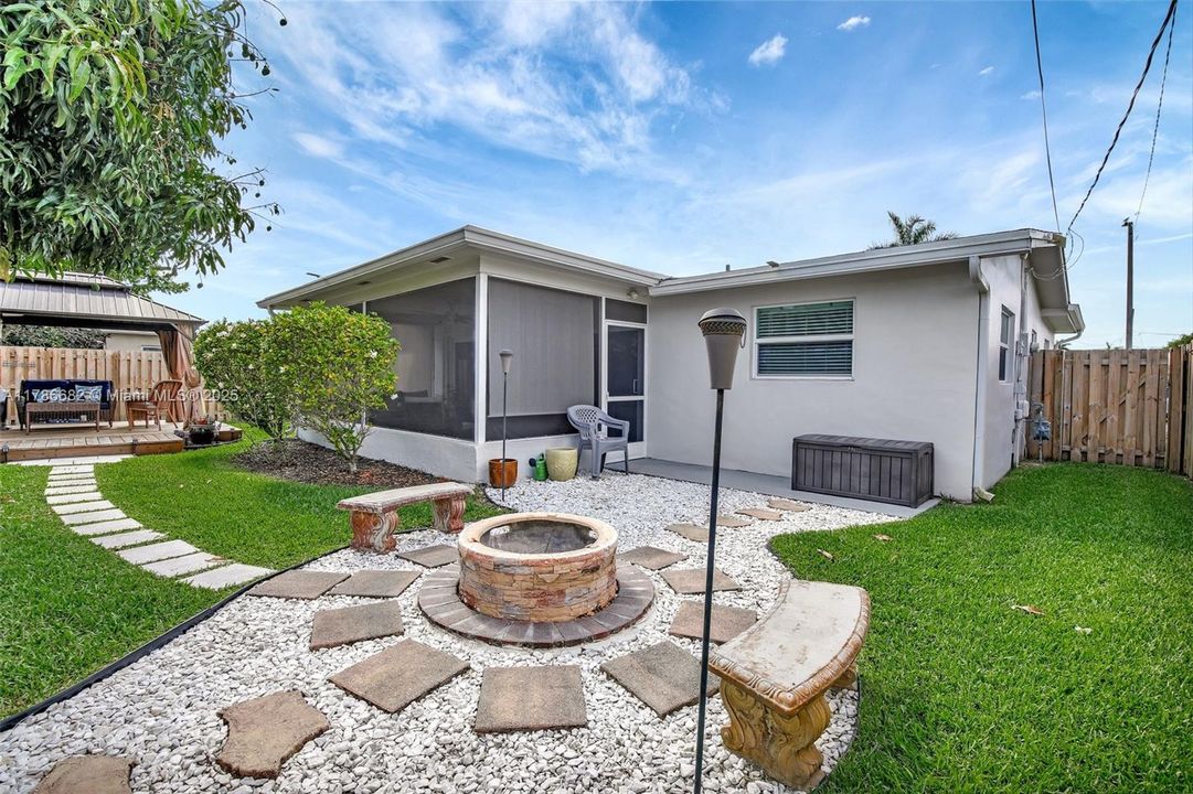 Recently Sold: $485,000 (2 beds, 2 baths, 1047 Square Feet)