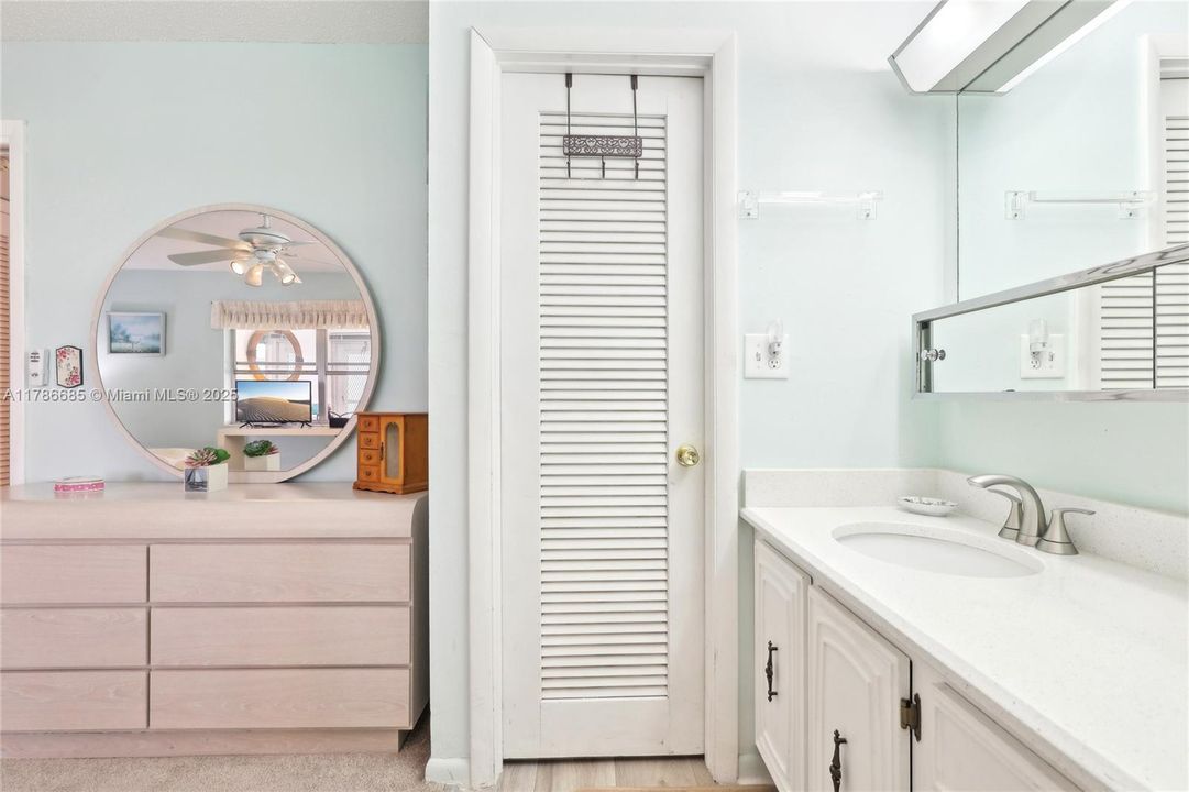 Vendido Recientemente: $130,000 (1 camas, 1 baños, 994 Pies cuadrados)