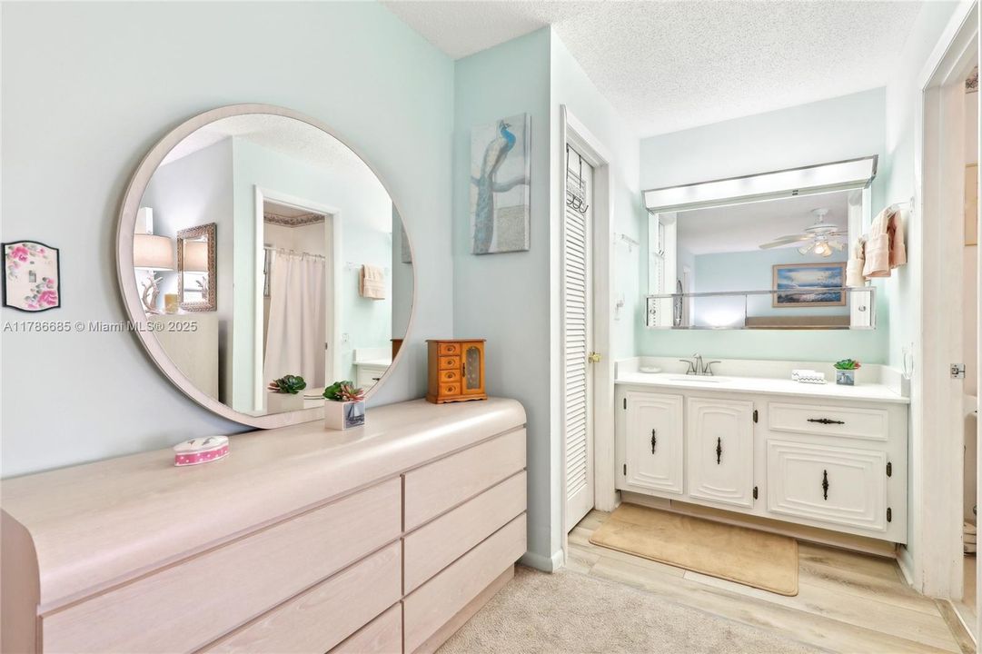 Vendido Recientemente: $130,000 (1 camas, 1 baños, 994 Pies cuadrados)