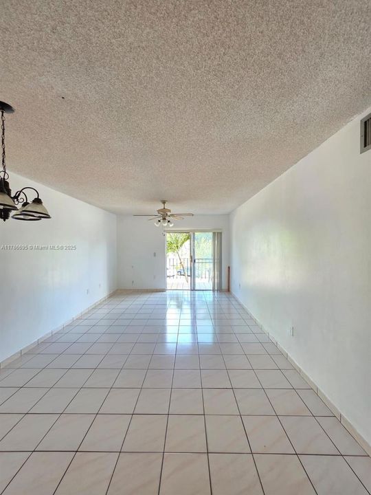 Vendido Recientemente: $219,900 (2 camas, 2 baños, 1006 Pies cuadrados)