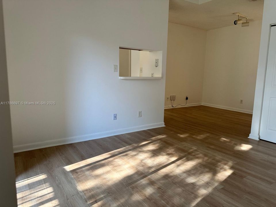Recently Rented: $1,990 (2 beds, 2 baths, 807 Square Feet)
