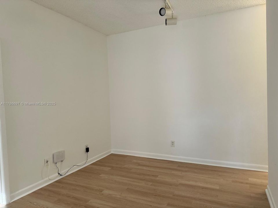 Recently Rented: $1,990 (2 beds, 2 baths, 807 Square Feet)