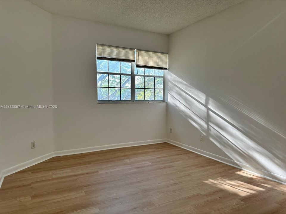 Recently Rented: $1,990 (2 beds, 2 baths, 807 Square Feet)