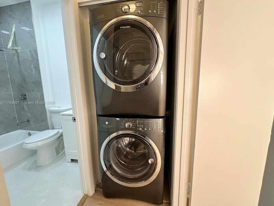 Recently Rented: $1,990 (2 beds, 2 baths, 807 Square Feet)