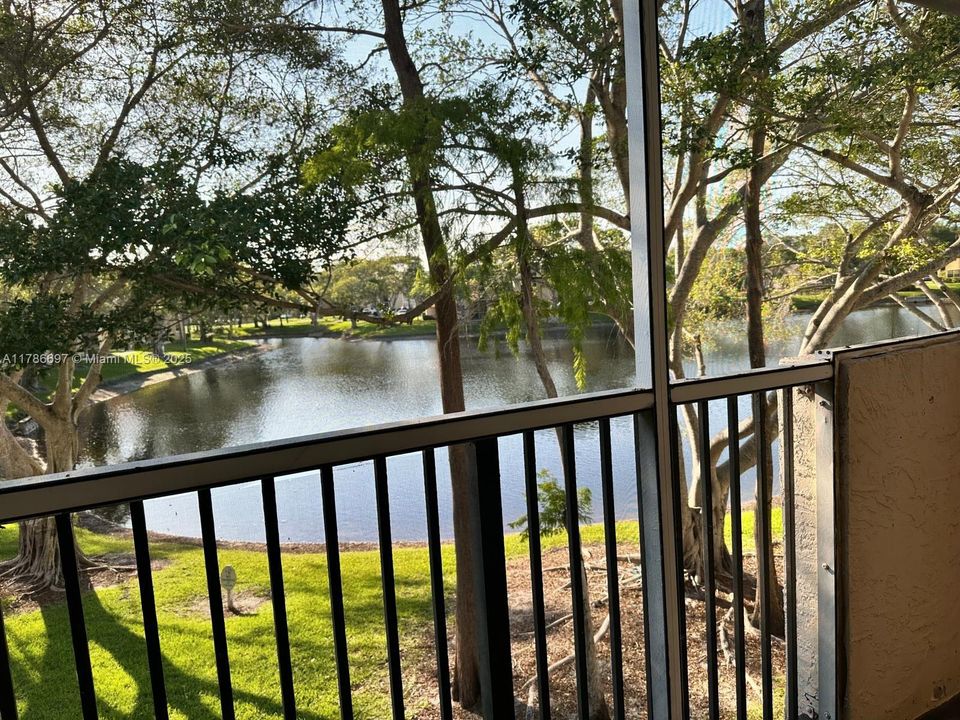 Recently Rented: $1,990 (2 beds, 2 baths, 807 Square Feet)