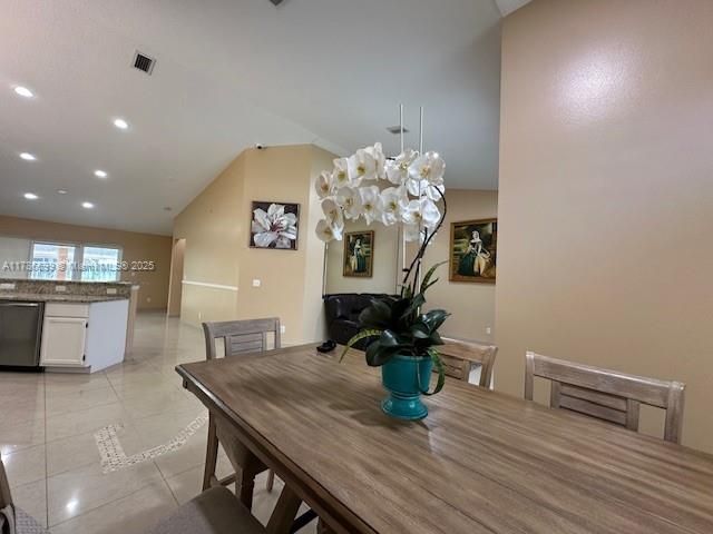 Recently Sold: $595,000 (3 beds, 2 baths, 1571 Square Feet)