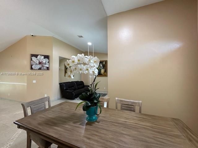 Recently Sold: $595,000 (3 beds, 2 baths, 1571 Square Feet)