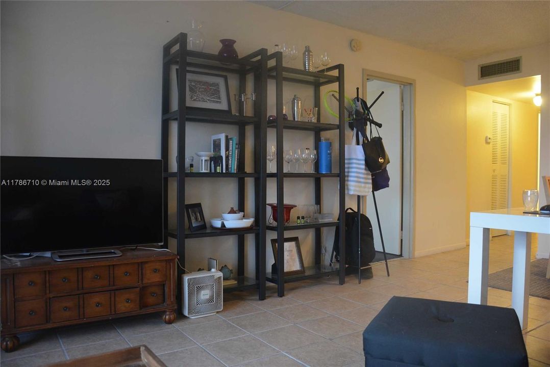 Recently Rented: $1,650 (1 beds, 1 baths, 842 Square Feet)