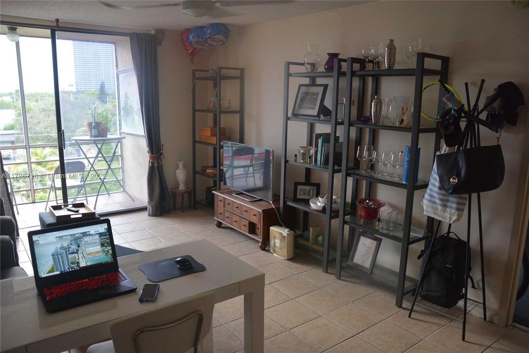 Recently Rented: $1,650 (1 beds, 1 baths, 842 Square Feet)