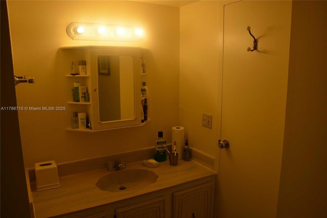 Recently Rented: $1,650 (1 beds, 1 baths, 842 Square Feet)