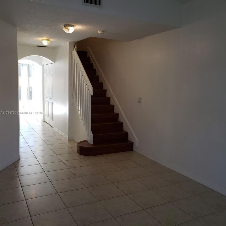 Recientemente alquilado: $2,500 (3 camas, 3 baños, 1382 Pies cuadrados)