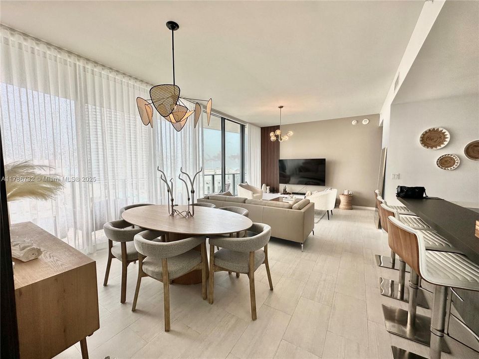 最近租的: $10,000 (2 贝兹, 2 浴室, 1236 平方英尺)