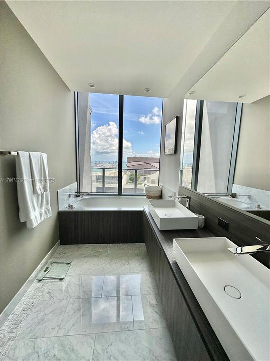 最近租的: $10,000 (2 贝兹, 2 浴室, 1236 平方英尺)