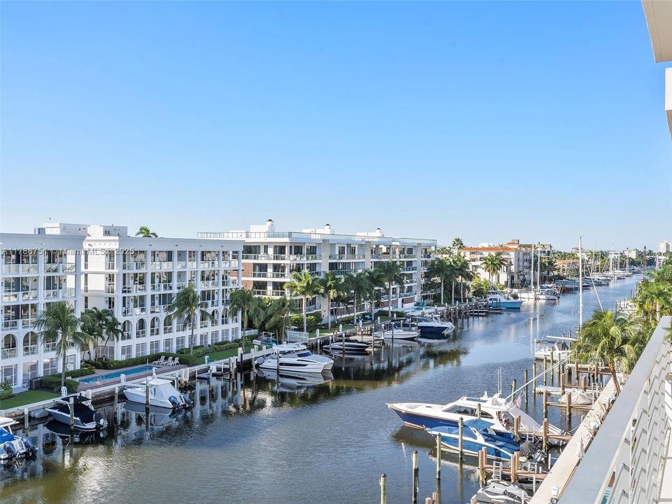 出租: $20,000 (4 贝兹, 3 浴室, 3308 平方英尺)