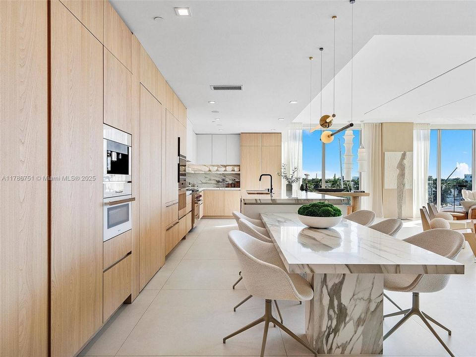 出租: $20,000 (4 贝兹, 3 浴室, 3308 平方英尺)