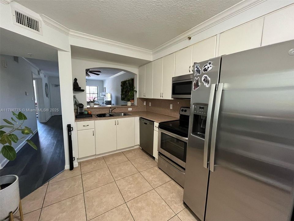 Recently Sold: $255,000 (2 beds, 2 baths, 817 Square Feet)