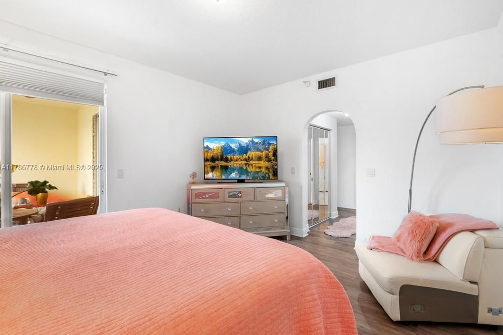 Recently Rented: $3,000 (2 beds, 2 baths, 1710 Square Feet)