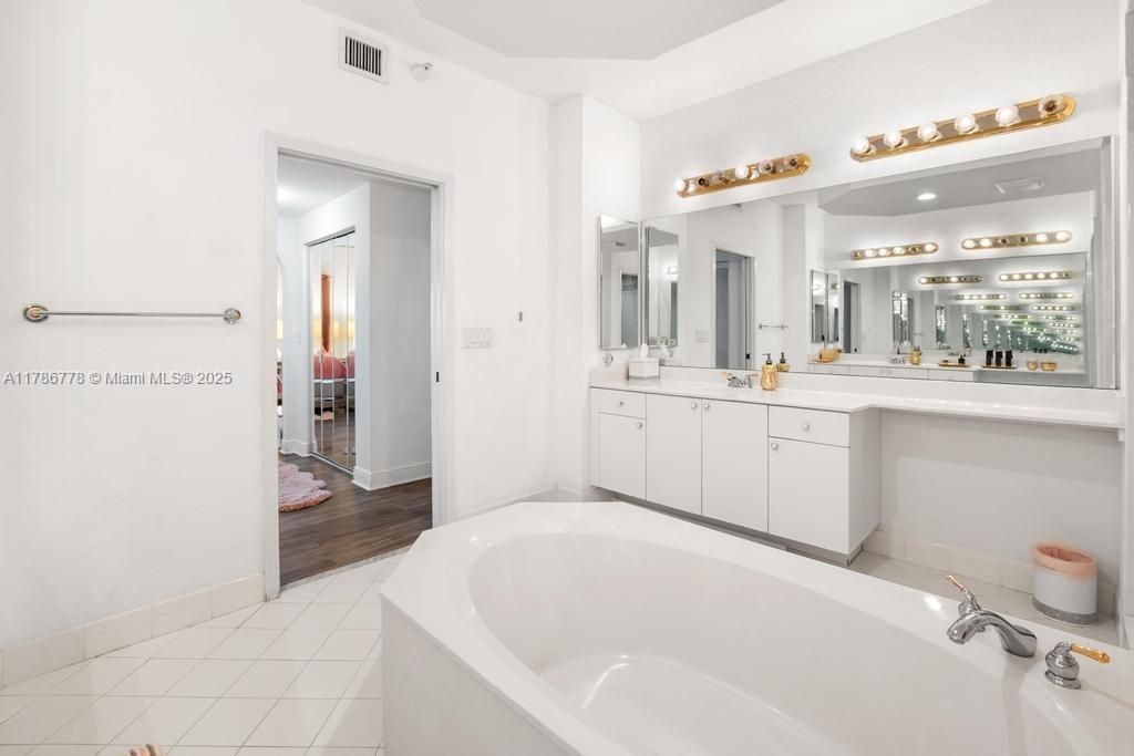 Recently Rented: $3,000 (2 beds, 2 baths, 1710 Square Feet)