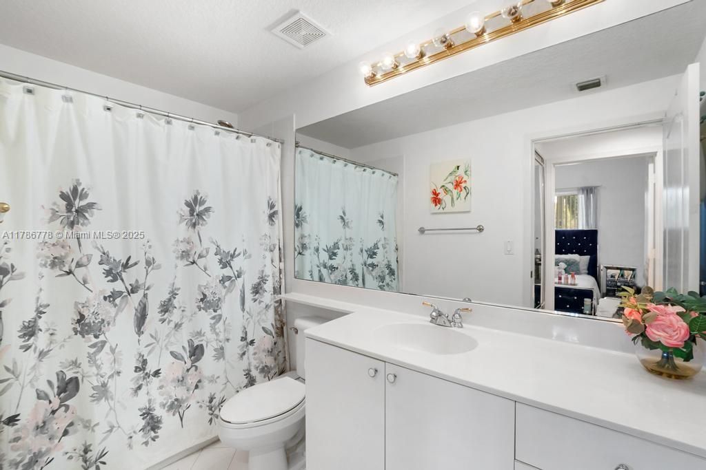 Recently Rented: $3,000 (2 beds, 2 baths, 1710 Square Feet)