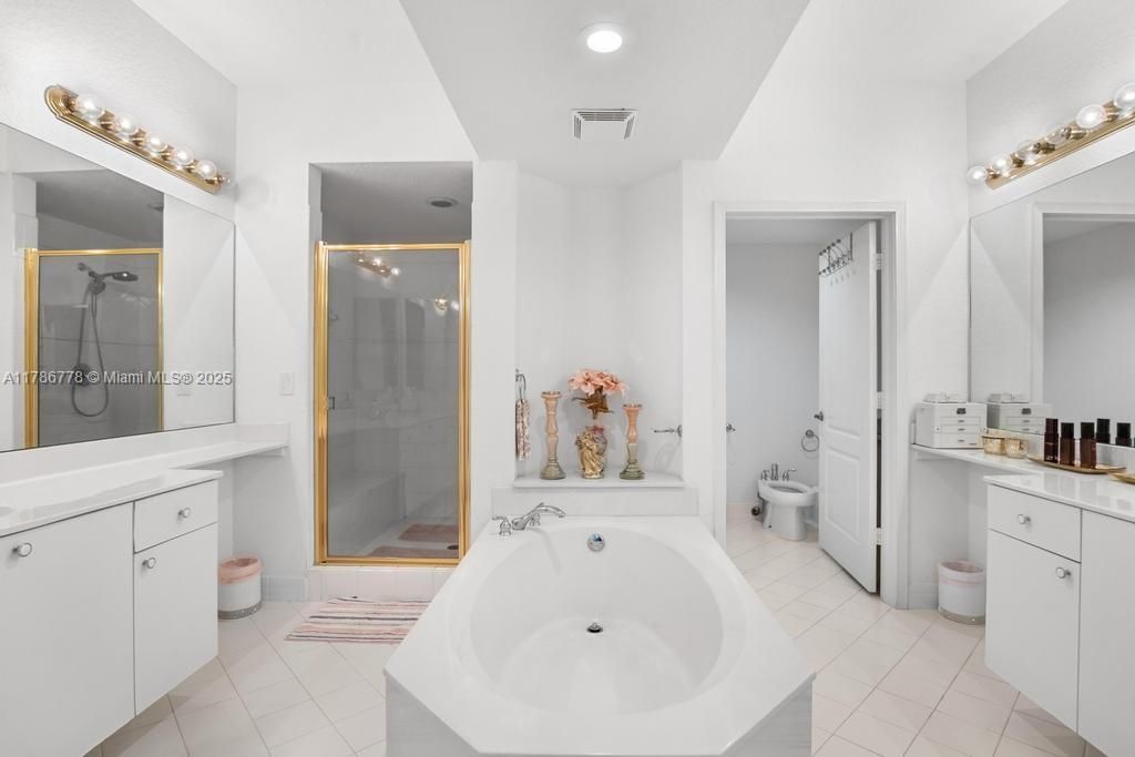 Recently Rented: $3,000 (2 beds, 2 baths, 1710 Square Feet)