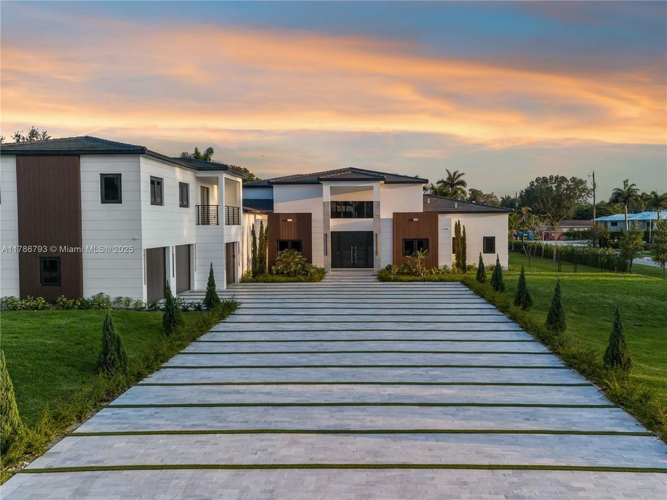 Recently Sold: $4,599,900 (6 beds, 6 baths, 7022 Square Feet)