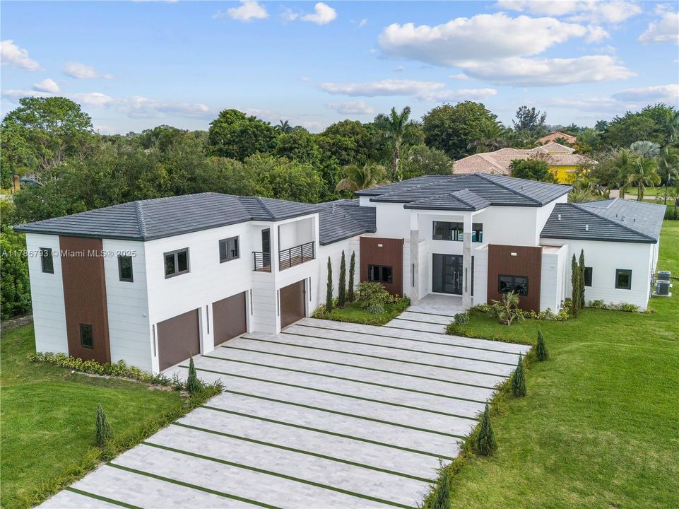 Recently Sold: $4,599,900 (6 beds, 6 baths, 7022 Square Feet)