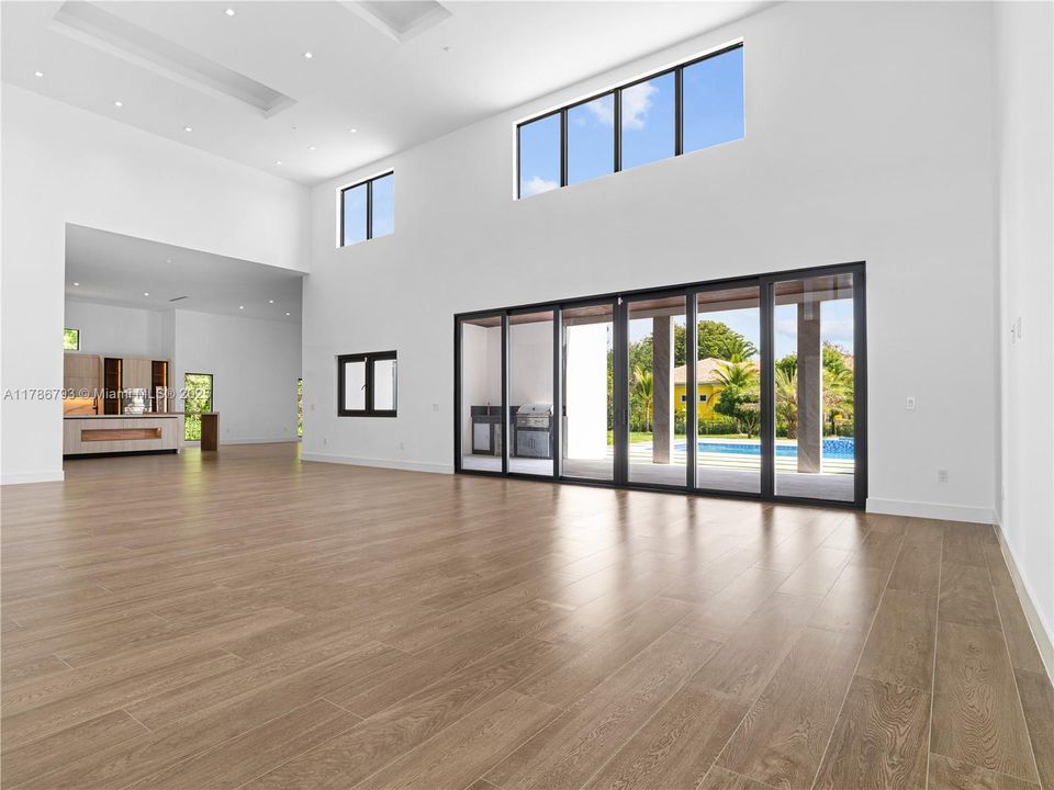 Recently Sold: $4,599,900 (6 beds, 6 baths, 7022 Square Feet)