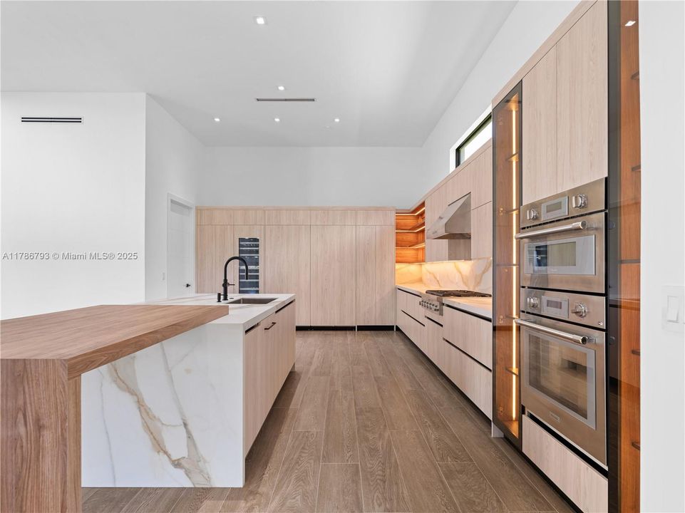 Recently Sold: $4,599,900 (6 beds, 6 baths, 7022 Square Feet)