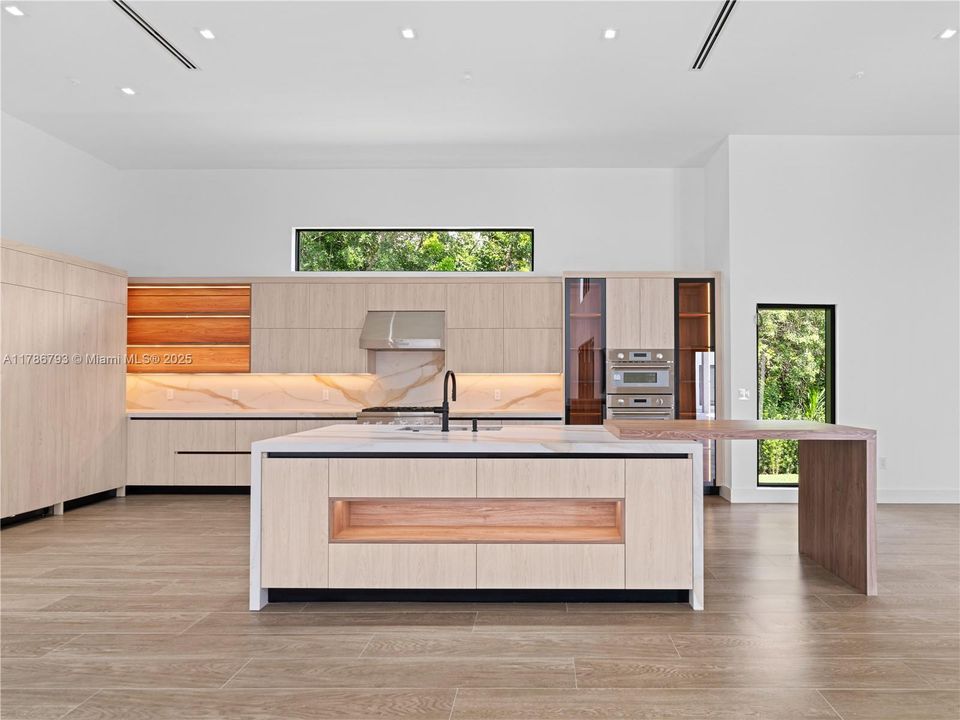 Recently Sold: $4,599,900 (6 beds, 6 baths, 7022 Square Feet)