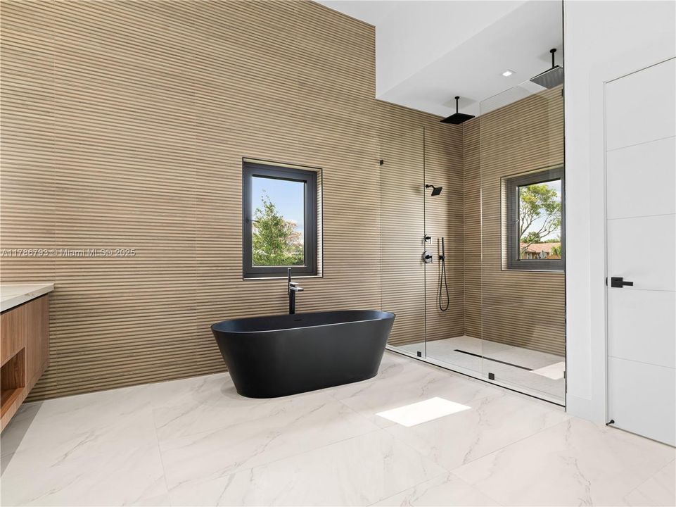 Recently Sold: $4,599,900 (6 beds, 6 baths, 7022 Square Feet)