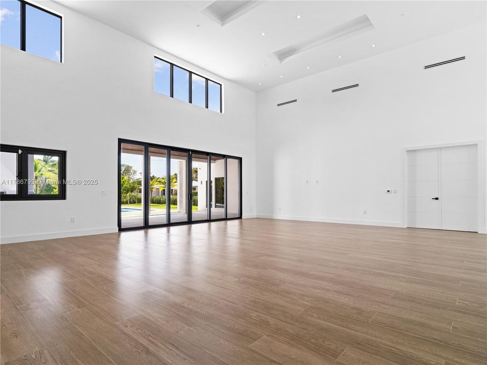 Recently Sold: $4,599,900 (6 beds, 6 baths, 7022 Square Feet)